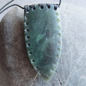 NZ greenstone notched niho pendant
