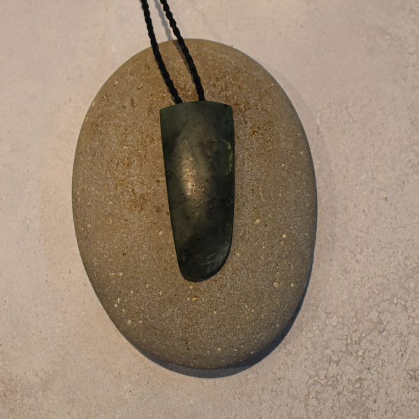 NZ Greenstone Niho Or Tooth Pendant