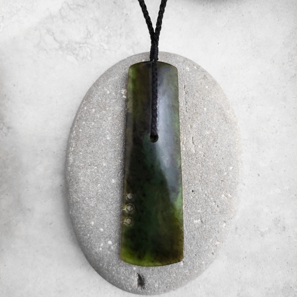 NZ greenstone Large notched toki