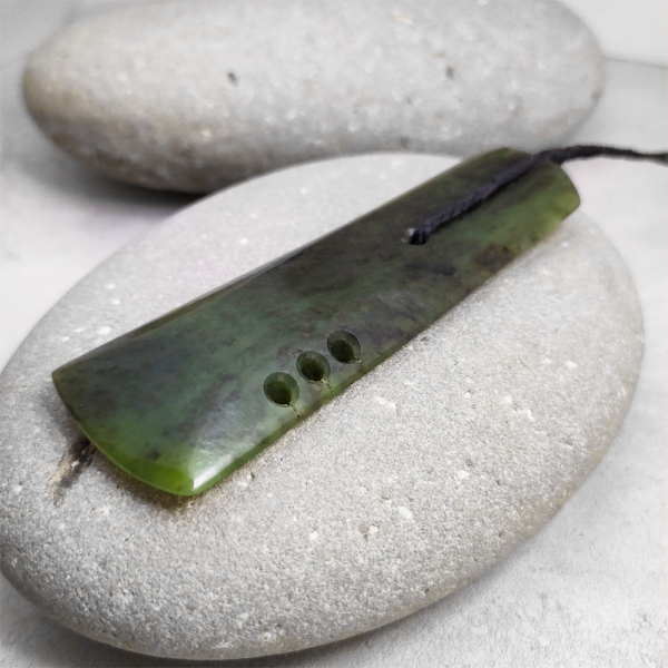 NZ greenstone Large notched toki