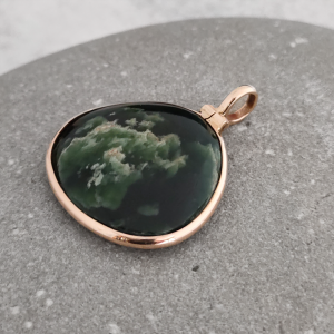 NZ greenstone and gold pendant